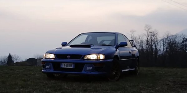 Subaru не беше непознат в производството на отлични машини в категорията.Нещо повече, нейните популярни рали спортни коли Impreza WRX STI винаги са били доста специални благодарение на боксерни двигатели с турбокомпресор и усъвършаните  AWD системи. 

Автомобилът, която се доближи най-много до състезателните на Subaru, беше Impreza 22B STI . Купе с широка каросерия, което изглежда по същия начин като рали колата на Колин Макрий. Проектиран да отпразнува третата титла на Subaru при производителя в Световния рали шампионат и 40-ата годишнина на марката, 22B STI е всичко друго, но не и обикновена Impreza. Subaru направи само 424 екземпляра от това купе, така че то заема доста специално място в историята на марката.

Този звяр разполага с 2,2-литров EJ22 агрегат с турбокомпресор, един от  най-надеждните JDM двигатели, създавани някога. Тук произвежда 276 к.с., но това е само поради джентълменското споразумение на Япония всички нови автомобили да не са по-мощни от тази цифра през 90-те години. Все пак, това беше повече от достатъчно за време от 4,5 секунди до стотака и и максимална скорост от 232 км/час. Не е лошо за автомобил от 1998 г. с петстепенна механична трансмисия!

И все пак, 22B STI не беше само за права линия, осигурявайки изключително сцепление в завоите. Освен това ви позволява да шофирате като рали ас, за да се справите с по-тесни завои. Системата AWD се грижи за сцеплението при ускорение.
